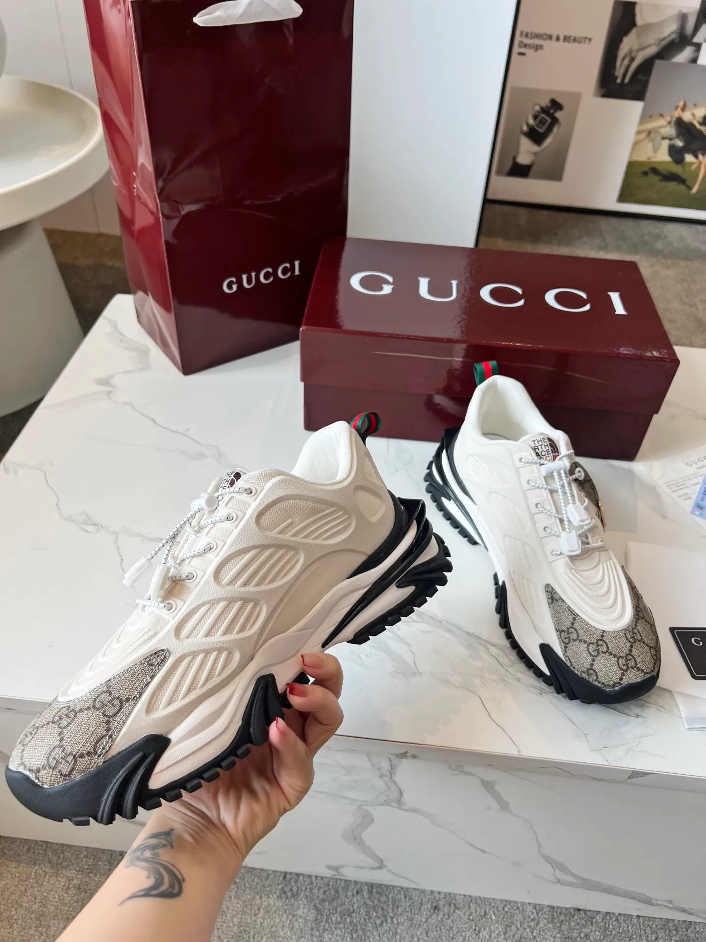 Factory direct sales p560🐘🐘women's shoes women's clothing ❤️‍🔥❤️‍🔥❤️‍🔥Gucci series 2.0 sports shoes are made with heavy investment❤️‍🔥❤️‍🔥❤️‍🔥Renewed interpretation of the brand's iconic striped webbing elements😍😍When retro genes collide with futuristic design🎊🎊This new pair of Gucci shoes directly reaches the trend threshold💥 ✔️Caron color contrast + classic stripes, GG reflective piping, visual impact, and comes with high-light filter when out on the street ✔️Multi-layer structure of different materials, mesh breathability, leather shaping, outsole EVA foam and TPU combination😍😍😍Fashion and practicality online ✔️Details of double G midsole + iconic double G lock shoelaces, retro DNA is crazy and restless, and every step is based on the trendy aesthetic❤️��️❤️❤️ Matching code: male 39-44